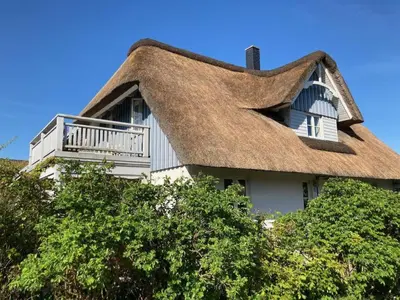 Das Gebäude in dem sich das Ferienhaus befindet