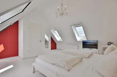 Ein Bett oder Betten in einem Zimmer der Unterkunft Die Wolburg Wolburgstraße 16 Appartement 11
