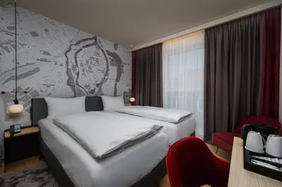Ein Bett oder Betten in einem Zimmer der Unterkunft IntercityHotel Lübeck