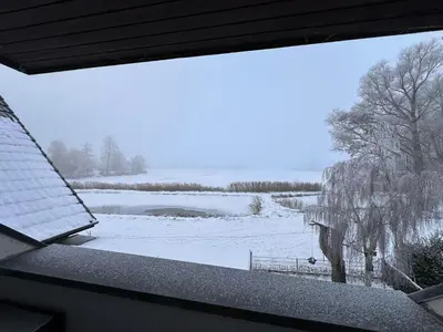 Ferienwohnung am See mit Balkon & Seeblick nahe Lübeck & Ostsee im Winter