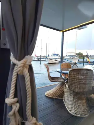 Ein Sitzbereich in der Unterkunft Hausboot AHOY Masal