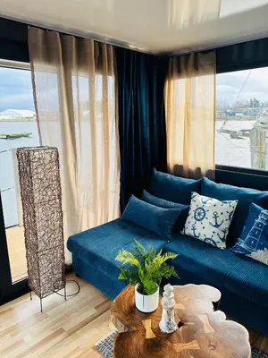 Ein Sitzbereich in der Unterkunft Premium Hausboot Blaue Lagune