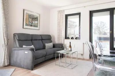 Ein Sitzbereich in der Unterkunft Ferienwohnung Kaiserallee Travemünde