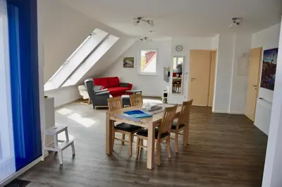 Ein Sitzbereich in der Unterkunft Haus Tulle - 2 Ferienwohnungen Schnupp & Lütte mit Saisonstrandkorb