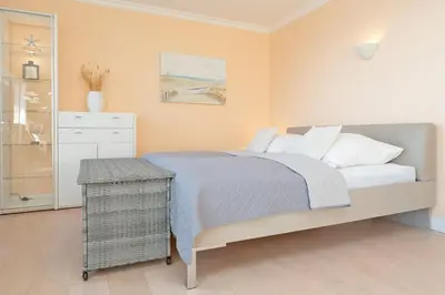 Ein Bett oder Betten in einem Zimmer der Unterkunft Ferienwohnung Meerblick und Golf