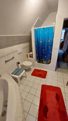 Ein Badezimmer in der Unterkunft Doppelzimmer im Einfamilienhaus, mit eigenem Bad und Küchenmitbenutzung