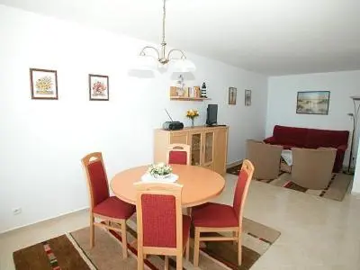 Ein Sitzbereich in der Unterkunft H5 57 - Hanseat - Seeblick