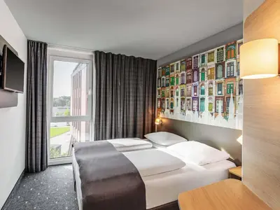 Ein Bett oder Betten in einem Zimmer der Unterkunft B&B Hotel Lübeck-Hbf