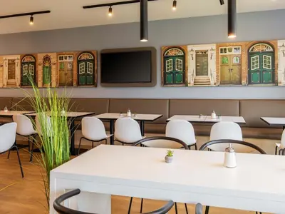 Ein Restaurant oder anderes Speiselokal in der Unterkunft B&B Hotel Lübeck-Hbf