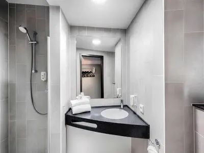 Ein Badezimmer in der Unterkunft B&B Hotel Lübeck-Hbf