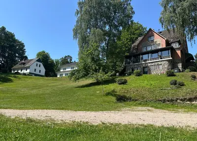 Ein Garten an der Unterkunft Reiterpension Marlie