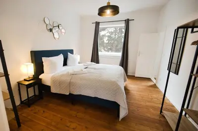 Ein Bett oder Betten in einem Zimmer der Unterkunft HejU - Design Neuer Altbau - gute Parkmöglichkeiten