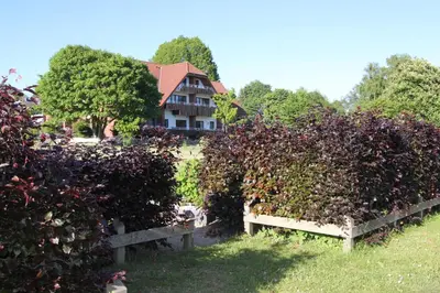 Ein Garten an der Unterkunft Landhaus am See mit Strandkorb in Scharbeutz