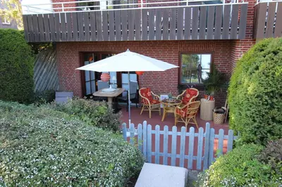 Ein Garten an der Unterkunft Landhaus am See mit Strandkorb in Scharbeutz