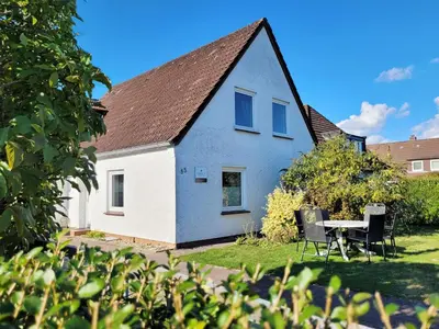 Ein Garten an der Unterkunft Charmantes und ruhiges Ferienhaus - Strandnah und ideal für große Gruppen - mit Fahrradunterstellplatz und Parkplatz