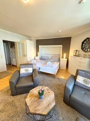Ein Bett oder Betten in einem Zimmer der Unterkunft Ferienwohnung Strandburg - zentral und direkt am Strand