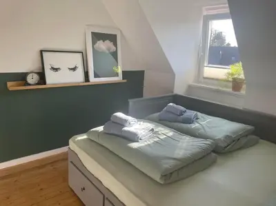 Ein Bett oder Betten in einem Zimmer der Unterkunft Hanseglück-hübsche FeWo am Altstadtrand mit Wifi