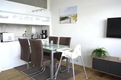 Küche/Küchenzeile in der Unterkunft NA - Ostsee-Traum - Ferienwohnung mit Meerblick am Hansa Park, W-LAN & Parkplatz kostenlos