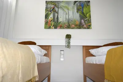 Ein Bett oder Betten in einem Zimmer der Unterkunft NA - Ostsee-Traum - Ferienwohnung mit Meerblick am Hansa Park, W-LAN & Parkplatz kostenlos