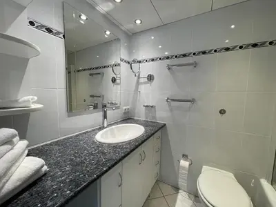 Ein Badezimmer in der Unterkunft Wind und Meer, 3-Zimmer Ecksuite in der Maritim Residenz Travemünde