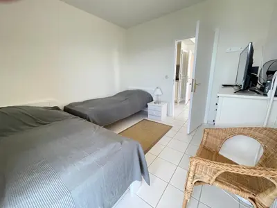 TV/Unterhaltungsangebot in der Unterkunft Wind und Meer, 3-Zimmer Ecksuite in der Maritim Residenz Travemünde