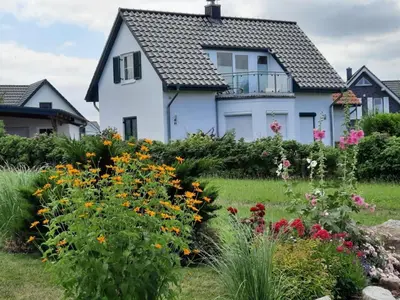 Ein Garten an der Unterkunft Haus am Meer