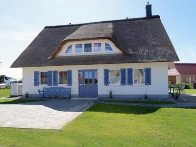 Das Gebäude in dem sich das Ferienhaus befindet