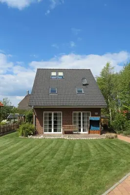 Das Gebäude in dem sich das Ferienhaus befindet