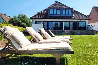 Ein Garten an der Unterkunft Stilvolle Ferienwohnung im Untergeschoss für Ostsee-Kurztrip