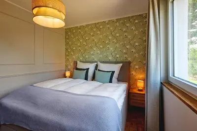 Ein Bett oder Betten in einem Zimmer der Unterkunft Lykke Hus - Wohnung Mathildas Garten EG