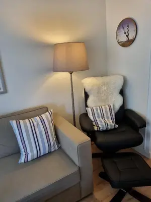 Ein Sitzbereich in der Unterkunft Strandapartment May