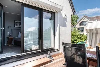Ein Balkon oder eine Terrasse in der Unterkunft Ferienwohnung Ocean Drive 94 Scharbeutz - Appartement mit Meerblick