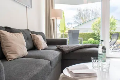 Ein Sitzbereich in der Unterkunft Ferienwohnung Wellenbrecher Niendorf