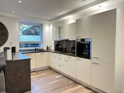 Küche/Küchenzeile in der Unterkunft M&K Homes Eleganter Neubau zwischen Hamburg&Ostsee mit Parkplatz