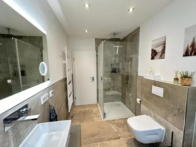 Ein Badezimmer in der Unterkunft M&K Homes Eleganter Neubau zwischen Hamburg&Ostsee mit Parkplatz