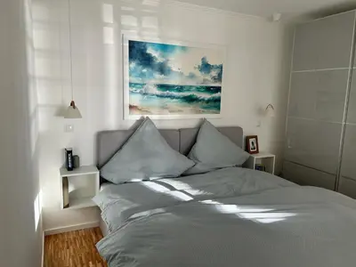 Ein Bett oder Betten in einem Zimmer der Unterkunft Wohnung Nordwind - Meerblick & private Sauna