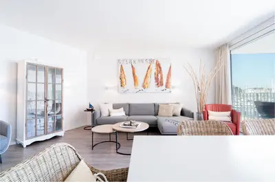 Ein Sitzbereich in der Unterkunft Ferienwohnung Hafenkino 23
