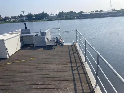 Blick auf einen Fluss in der Nähe des Bootes