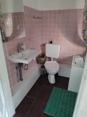 Ein Badezimmer in der Unterkunft Sonniges Appartment in Jugendstilvilla