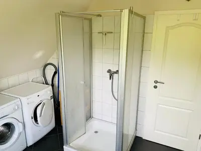 Ein Badezimmer in der Unterkunft FeWo PANORAMADECK Familien-strandnah-Garten-Hunde-Sport-und Schwimmbadnah-HansaPark