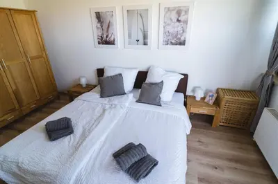 Ein Bett oder Betten in einem Zimmer der Unterkunft Erholung im Trave Kieker 004 mit Pool und Sauna