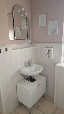 Ein Badezimmer in der Unterkunft Reetdachhaus am See