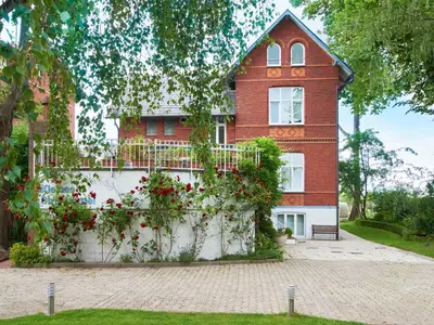 Ein Garten an der Unterkunft Villa Dünenblick Doppelzimmer Leuchtturm