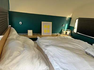 Ein Bett oder Betten in einem Zimmer der Unterkunft Wohnwagen auf Tierschutz Landhof inmitten der Natur