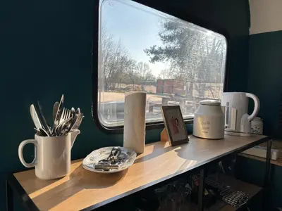 Kaffee-/Teezubehör in der Unterkunft Wohnwagen auf Tierschutz Landhof inmitten der Natur
