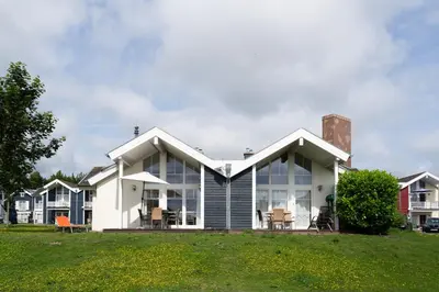 Das Gebäude in dem sich das Ferienhaus befindet