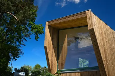 Das Gebäude in dem sich das Ferienhaus befindet
