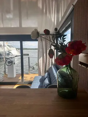 Ein Sitzbereich in der Unterkunft Hausboot Wasservilla