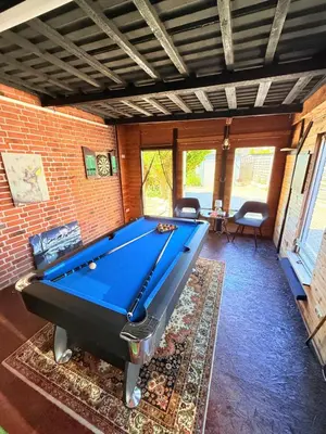 Ein Billardtisch in der Unterkunft Garden Lakehouse Sauna Kamin Grill Billard Darts Modernes Ferienhaus in Seenähe mit Garten und Spielbereich