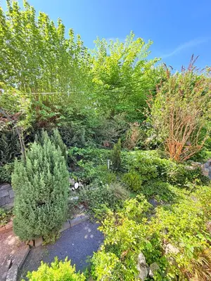 Ein Garten an der Unterkunft Garden Lakehouse Sauna Kamin Grill Billard Darts Modernes Ferienhaus in Seenähe mit Garten und Spielbereich